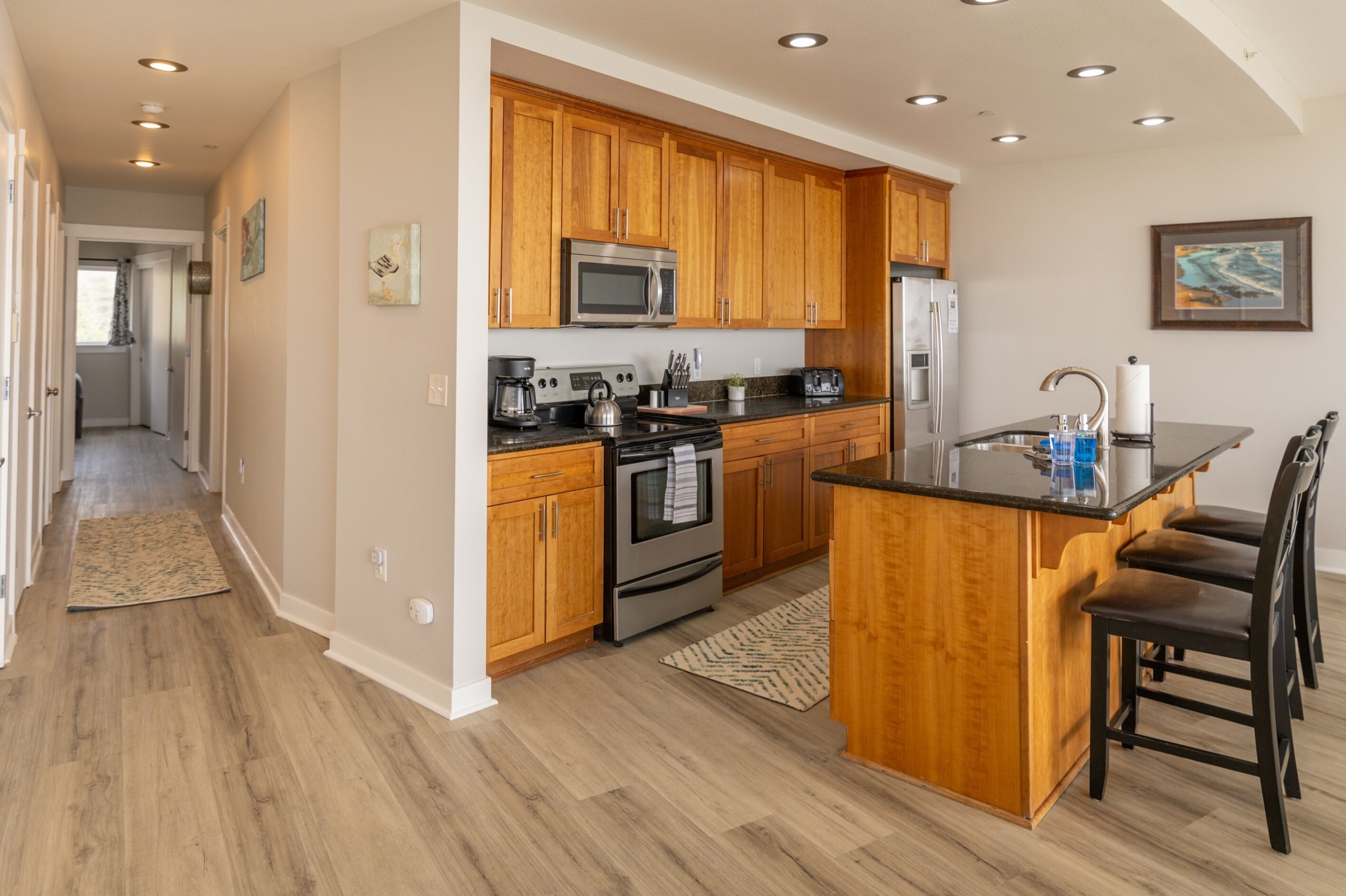 冷蔵庫、電子レンジ、オーブン、コンロ