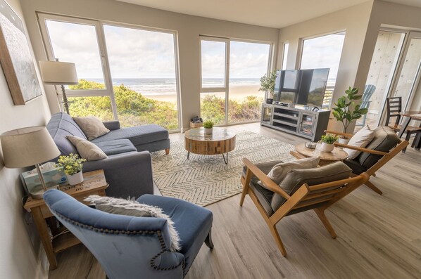 Smart TV, DVD player, books - Bright Oceanfront Oasis ~ Stunning Views ~ Beach! (Rockaway Beach)