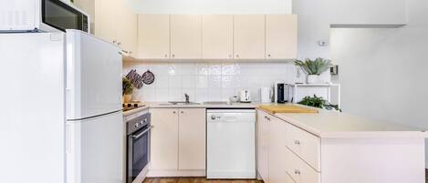 Réfrigérateur, four à micro-ondes, un four, surface de cuisson