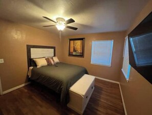 2 bedrooms, WiFi - Natural Light 2-bedroom with private parking (Beaumont)