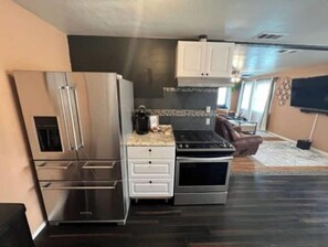Private kitchen - Natural Light 2-bedroom with private parking (Beaumont)