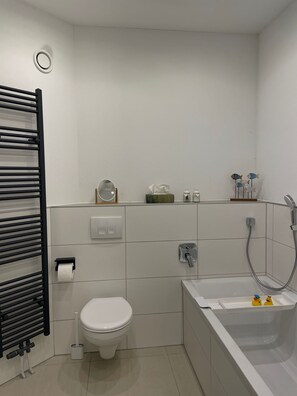 Dusj, hårføner, håndklær og såpe