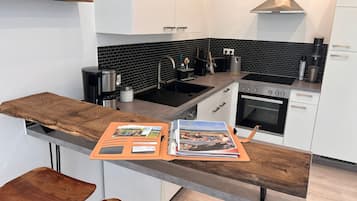 Kylskåp, spishäll, diskmaskin och kaffe- och tebryggare