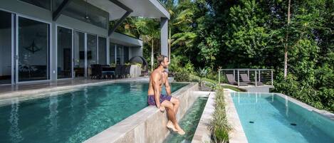 Una piscina al aire libre