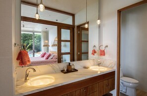 Een douche, handdoeken, zeep, shampoo