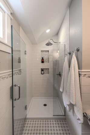 Combined shower/tub, hair dryer, towels, soap