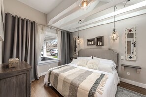 2 chambres, fer et planche à repasser, lit de bébé portatif