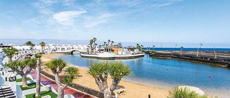 بالقرب من الشاطئ