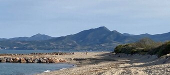 Overlooking lagoon and 5 mins from superb beach