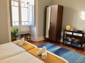 3 habitaciones, tabla de planchar con plancha, internet y ropa de cama 