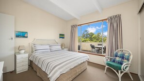 5 bedrooms, iron/ironing board, WiFi - Restashore 25% off for all of January. Already been reduced. Book now! (Mollymook Beach)