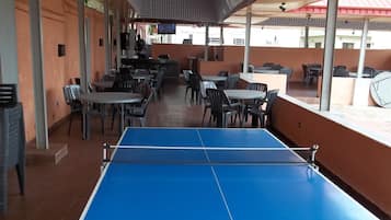 Bar tepi kolam renang