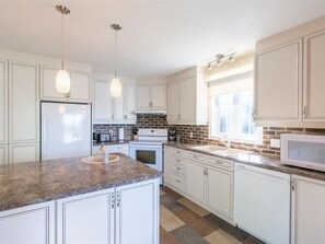 Mikrobølgeovn, ovn, kokeplater og oppvaskmaskin