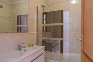 Regadera, bidet, toallas 