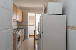 Fridge, oven, stovetop, coffee/tea maker