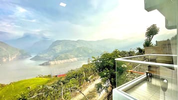 传统双人房, 湖景 (#5) | 客房内保险箱、办公桌、熨斗/熨板、免费 WiFi