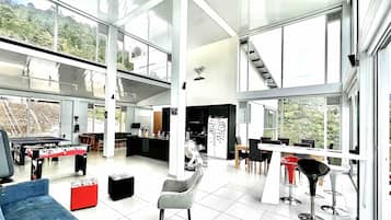 Luxury Cottage (EcoCasa en el Aire) | Living area | 42-inch Smart TV with digital channels, TV, Netflix