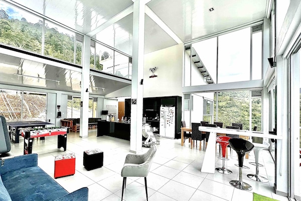 Casa de campo de lujo (EcoCasa en el Aire) | Área de sala de estar | Smart TV de 42 pulgadas con canales digitales, televisión y Netflix