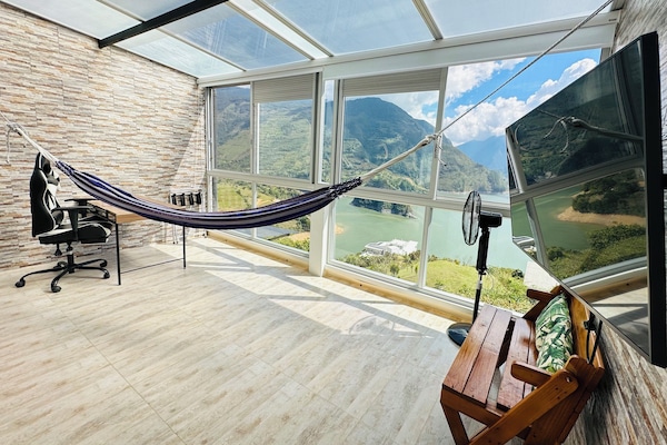 Habitación romántica doble, vistas al lago (#3) | Caja fuerte, escritorio, tabla de planchar con plancha y wifi gratis