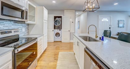 Fully Updated Uptown Dallas House - 1 Mile to Downtown!