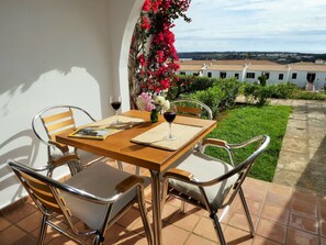 Outdoor dining - Lovely apartment with great views to the sea -   5 min from the beach! (Arenal d'en Castell)