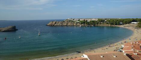 Beach nearby, sun-loungers, beach towels