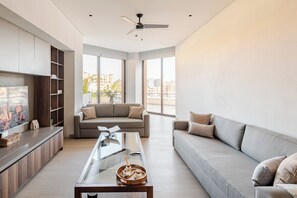 Residence El Edén | Living room | 55-inch Smart TV with digital channels, TV - Paraiso Residences Marina Cabo by Capitalia (Cabo San Lucas)