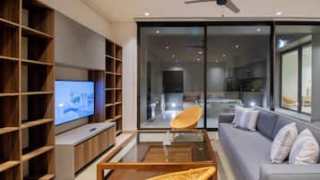 Residence El Cielo | Área de sala de estar | Smart TV de 55 pulgadas con canales digitales y televisión