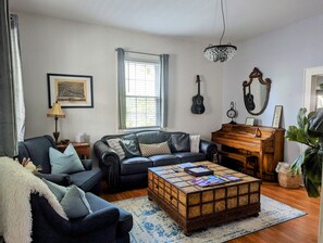 Smart TV, books - 1920s bungalow near river, 8 min to DT AVL! (Asheville)