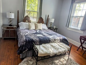 2 bedrooms, desk, iron/ironing board, WiFi - 1920s bungalow near river, 8 min to DT AVL! (Asheville)