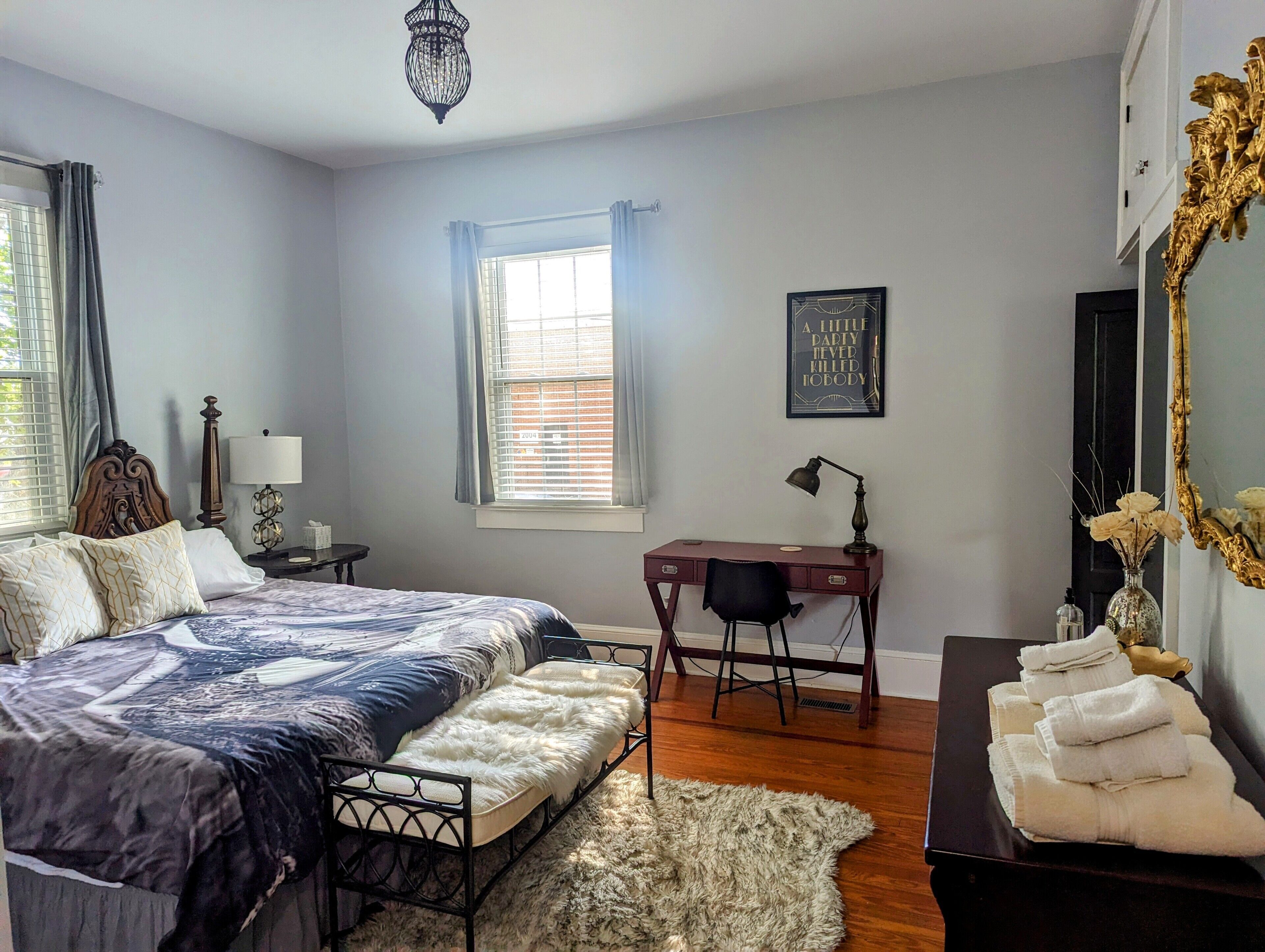 2 habitaciones, escritorio, tabla de planchar con plancha y wifi gratis 