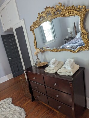 2 bedrooms, desk, iron/ironing board, WiFi - 1920s bungalow near river, 8 min to DT AVL! (Asheville)