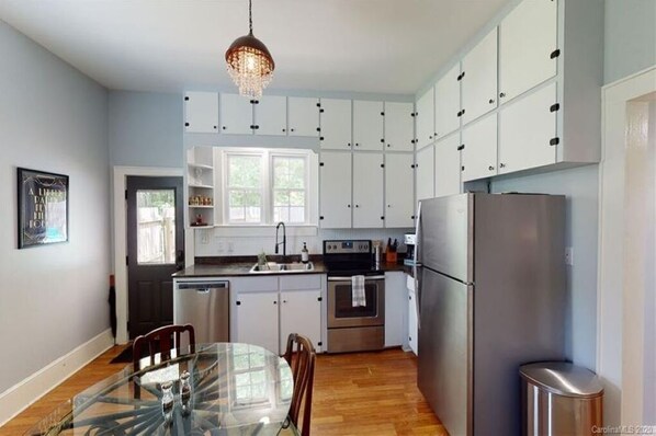 Fridge, microwave, oven, stovetop - 1920s bungalow near river, 8 min to DT AVL! (Asheville)