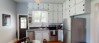 1920s bungalow near river, 8 min to DT AVL!