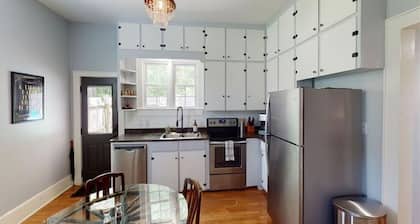 1920s bungalow near river, 8 min to DT AVL!