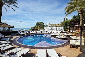 حمّام سباحة مُدفَّأ