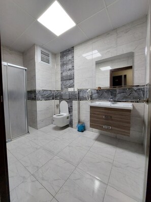 Chambre avec lits jumeaux | Salle de bain | Sèche-cheveux, chaussons, serviettes fournies, savon