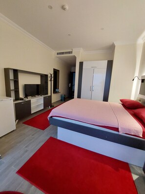 1 habitación, caja de seguridad en la habitación y escritorio 