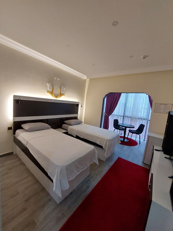 双床房 | 客房内保险箱、办公桌、免费 WiFi、床单