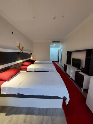 三人房 | 客房内保险箱、办公桌、免费 WiFi、床单