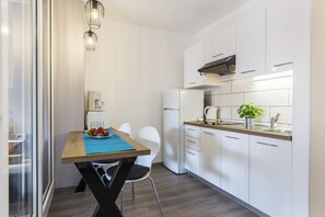 Fridge, microwave, stovetop, coffee/tea maker - Cute studio for 2 persons (Pješcana Uvala)
