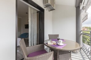 Outdoor dining - Cute studio for 2 persons (Pješcana Uvala)