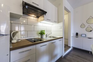 Fridge, microwave, stovetop, coffee/tea maker - Cute studio for 2 persons (Pješcana Uvala)