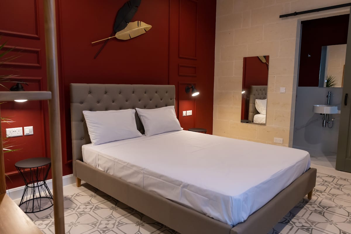 Habitación doble Confort | Decoración personalizada, escritorio y tabla de planchar con plancha