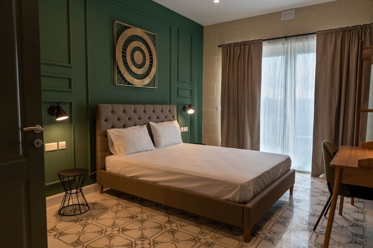 Habitación doble Deluxe | Decoración personalizada, escritorio y tabla de planchar con plancha