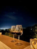 Decoración personalizada, escritorio y tabla de planchar con plancha 