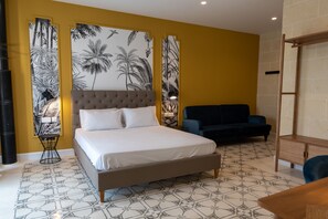 Chambre luxueuse double | Décor unique, bureau, fer et planche à repasser, accès au Wi-Fi (inclus)