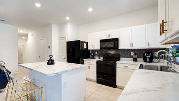 Frigorifero, microonde, forno, piano cottura