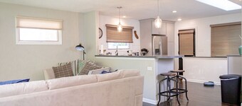 Renovated 3 bed/2.5 bath with fast wifi & 100" projector near the BIG HOUSE!