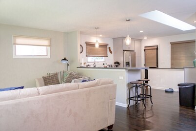 Renovated 3 bed/2.5 bath with fast wifi & 100" projector near the BIG HOUSE!